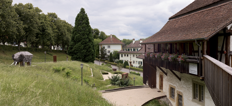 Museumseingang und Holzskulptur des Elefanten von Murten.